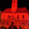 Varaždinska Gradska vijećnica u crvenom u nedjelju na večer